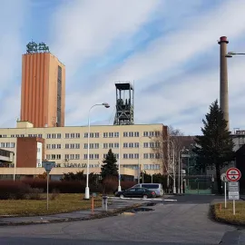 Horníci vyvezou z Dolu ČSM ve Stonavě symbolický poslední vozík černého uhlí