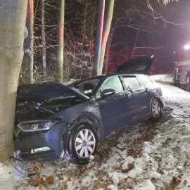 Dopravní kolaps kvůli sněhu: na dálnicích se bourá, spoje nabírají zpoždění