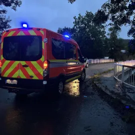 Hasiči v Krnově na sídlišti zkoušeli, jak moc je blokují auta. Neprojeli na mnoha místech