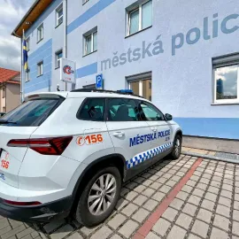 Řidič v nastartovaném autě usnul uprostřed křižovatky ve Zlíně